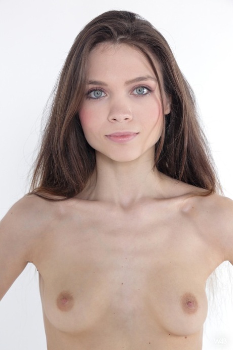 Adriana Fawn model free photo