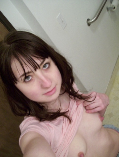 Selfie mit kleinen Titten exklusive top bild
