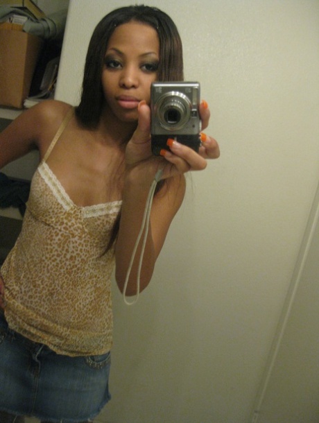 Selfie mit kleinen Titten sexy galerie
