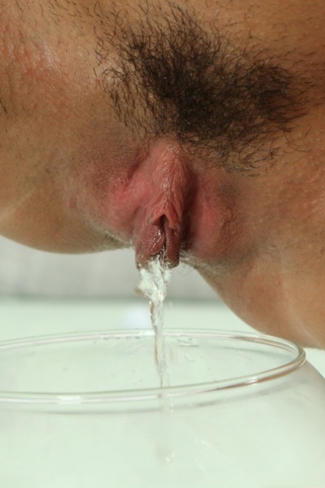 women peeing free sexy photos
