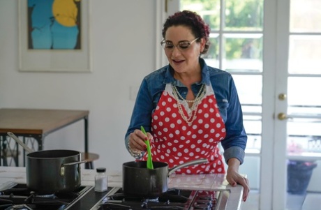 la nonna seduce il ragazzo piuttosto sexy galleria