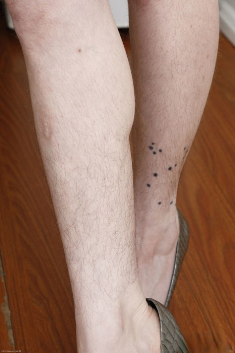 hairy legs nudes galleries