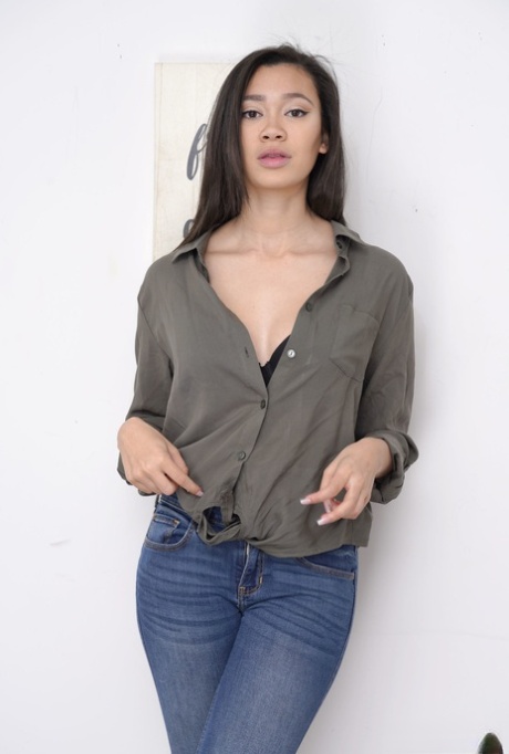Madi Laine beautiful model img
