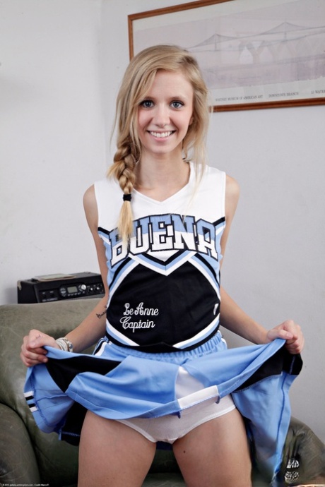 cheerleader sotto la gonna porno nudo immagini