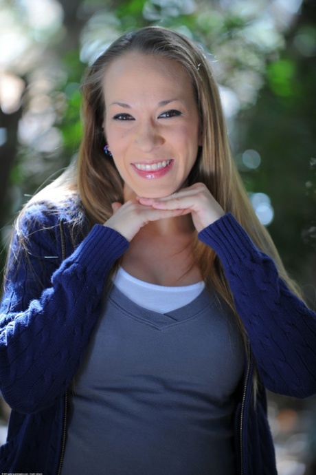 Jamie Elle model art galleries