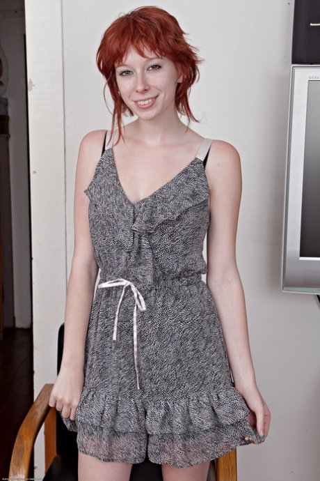 Zoey Nixon art actress photo