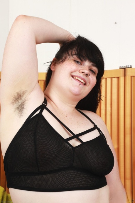 ぽっちゃり女性の脇の下 美しいヌード 画像