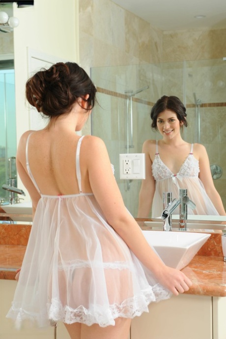 brunette teenager kunst gallerier