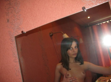 小さなおっぱいの自撮り セクシーヌード 写真