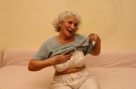 おばあちゃんが服を脱ぐ ホット裸 画像
