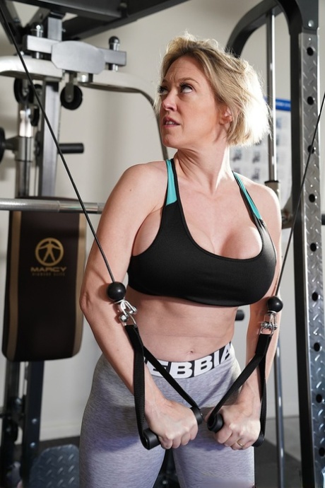 fitness milf pretty pic