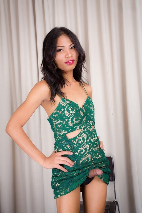 ladyboy under skjørtet naken perfekt foto