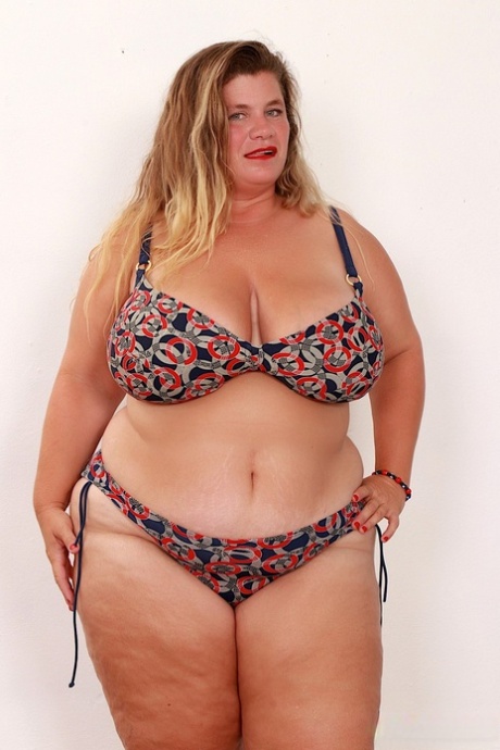 kurviger Bikini exklusive nackten bilder