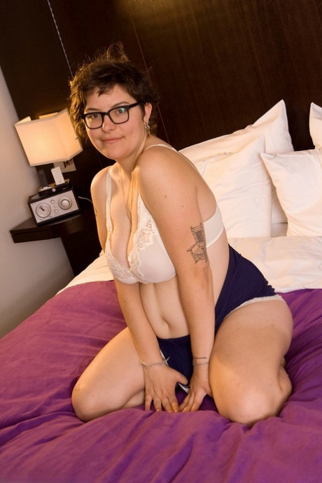 mollige harige milf naakten erotisch afbeelding