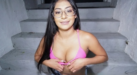 Latina Brille nackt porno archiv
