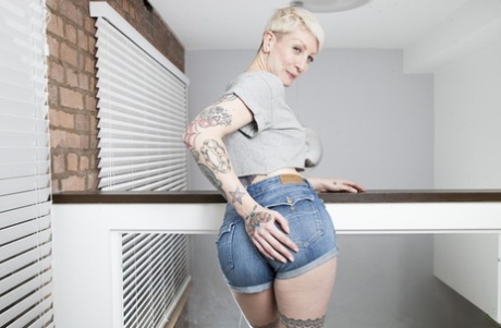 short hair blonde milf sexy nude img