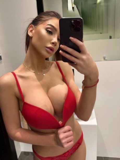 巨乳の自撮り 無料xxx 写真