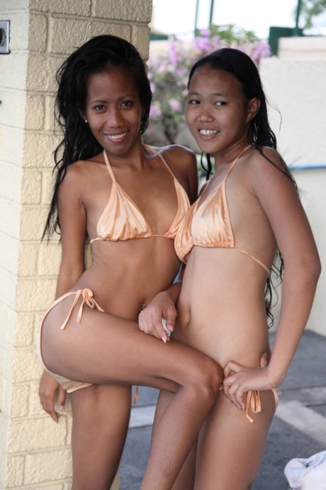 bikini asiatico nudi Immagine