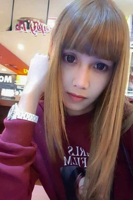 pequena travesti adulto imagem