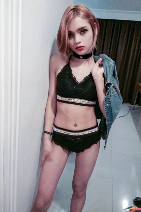 小さなレディーボーイ セクシーヌード 写真