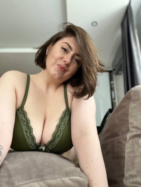 busty short hair hot picture