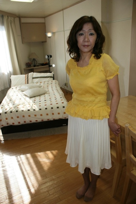 asiatisk mormor ganska vuxen bild