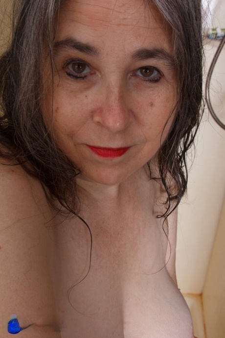 amateur granny naked photo