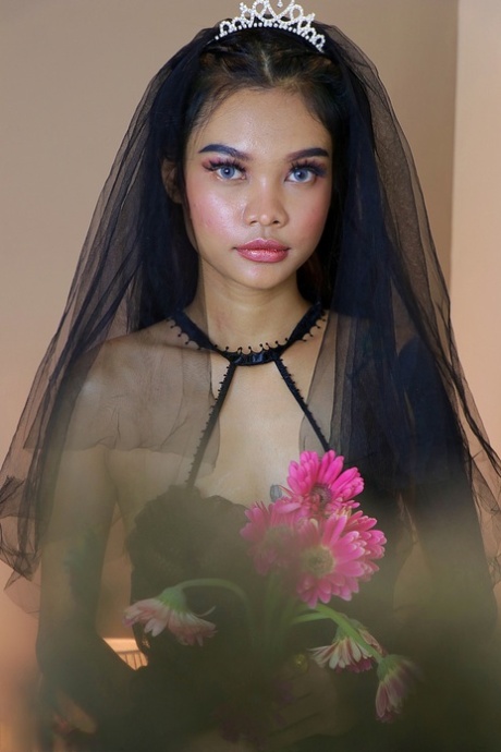 曲線美のラテン系熟女 HD 写真