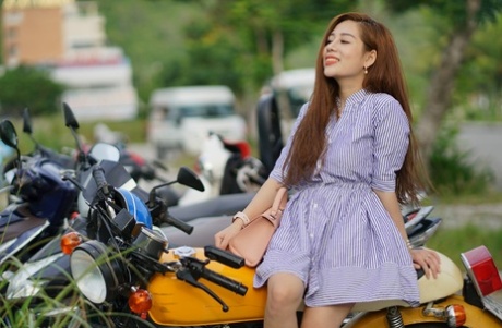 asiatisk kjol naken bild