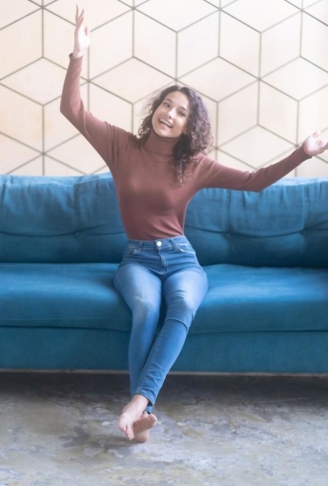 krøllete brunette topp naken arkiv