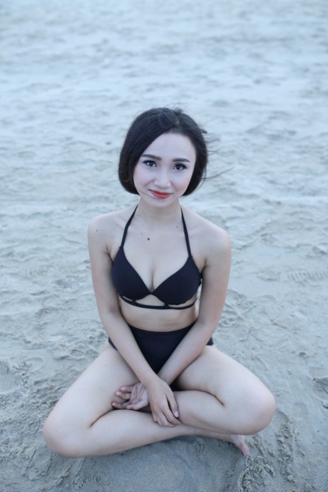 Bikini mit kleinen Titten nacktheit pornografische foto