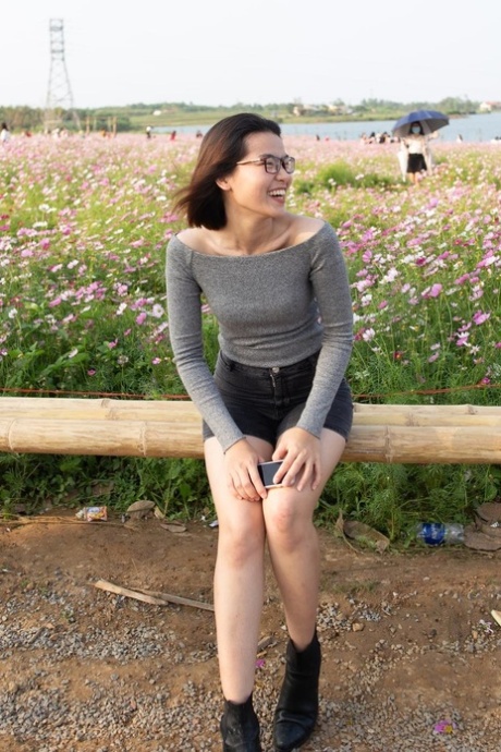 亚洲眼镜 美麗的xxx 畫廊