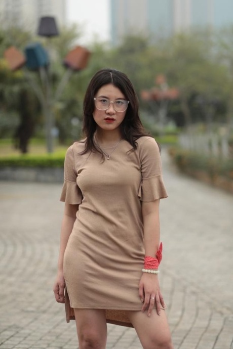 asiatisk klänning nakenporr bild