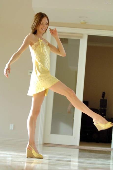 Sophie Strauss art model photo