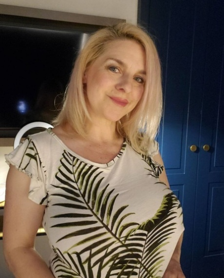 wide hips thick thighs adult image