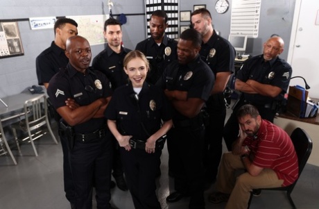 警察 ホットヌード 写真