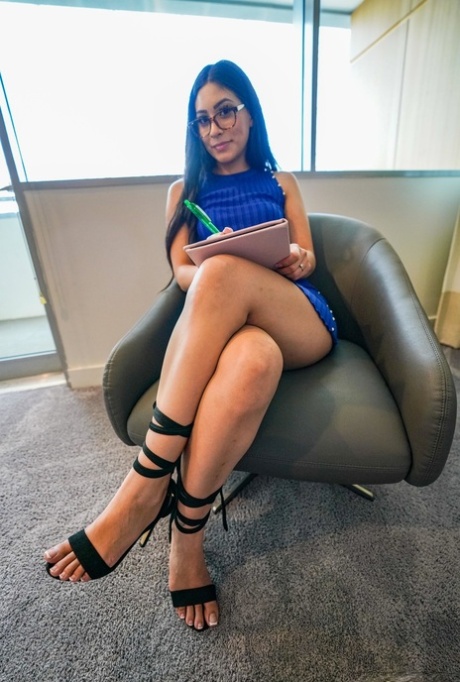 thick thighs latina top picture
