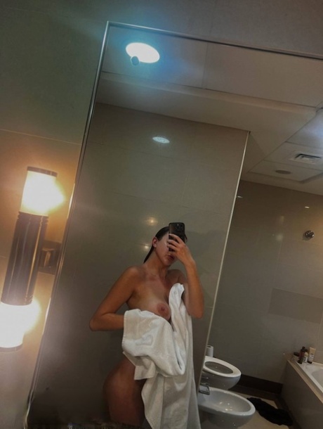 boobs selfie nude pic