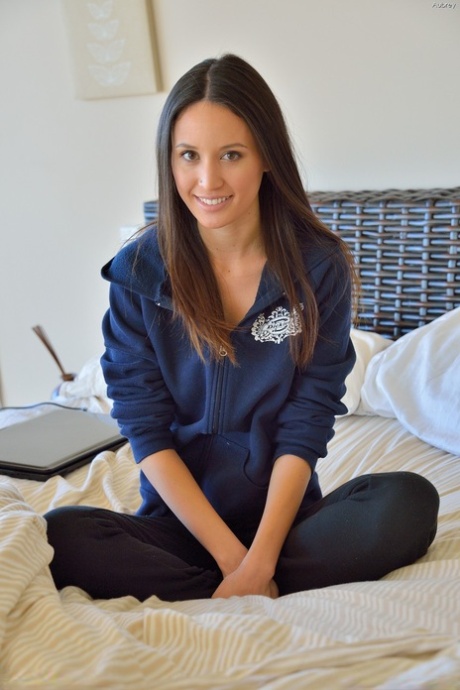 hubená brunetka hd obraz