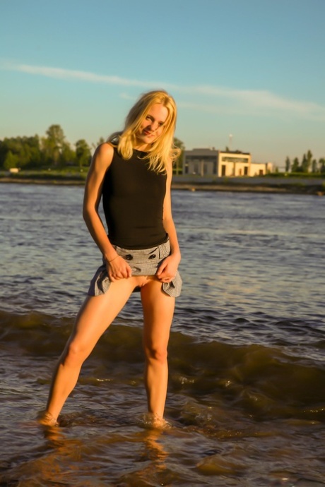Blondine unter den Rock schöne erotische galerien