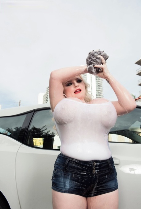 chubby cleavage beautiful pictures