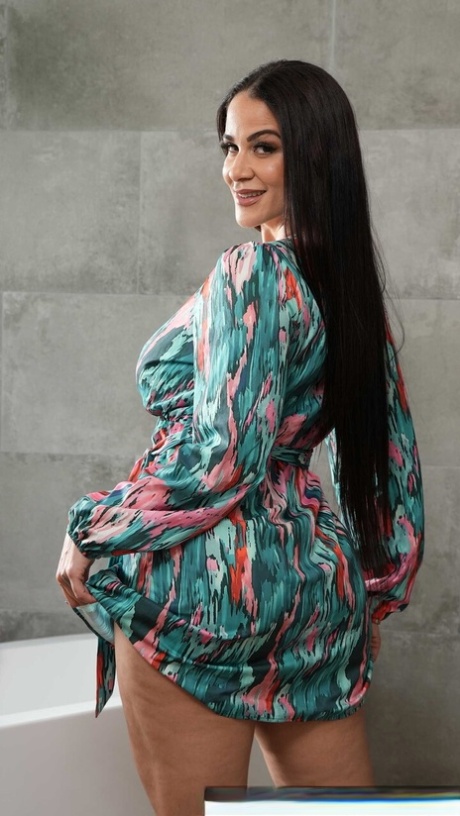 曲線美のブルネット ホットセクシー 写真