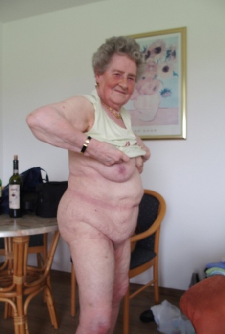 nonna con grandi tette nudi liberi img