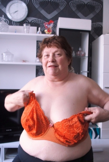 おばあちゃんの巨乳 セクシーヌード 写真