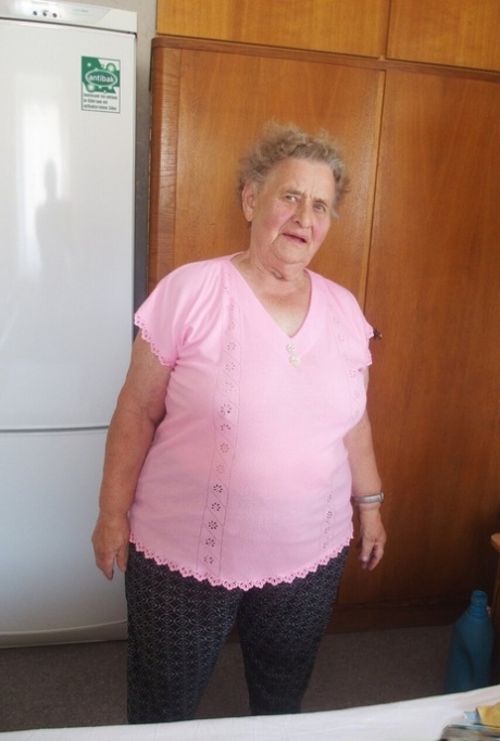 very old granny free nude archive