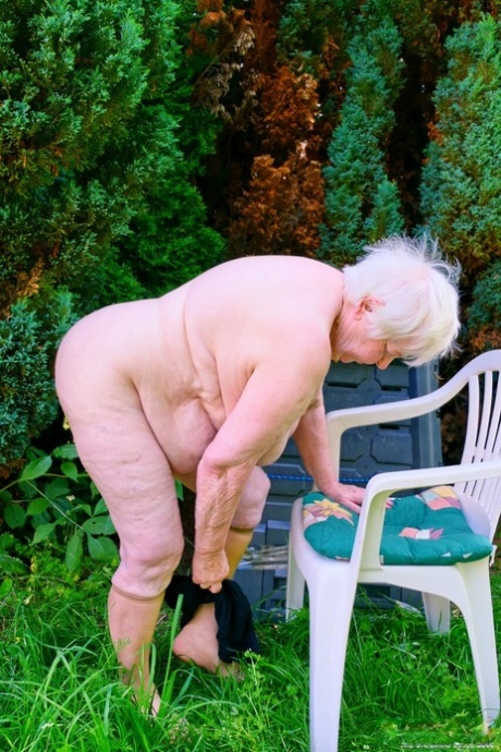 gerimpelde oma pornografische hoge kwaliteit afbeeldingen