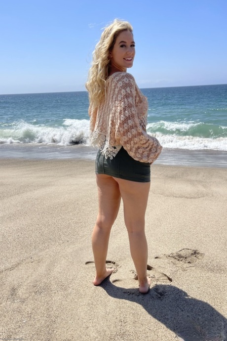 flat ass free nude pics