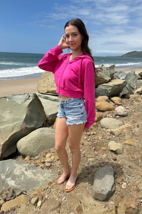 黑发少女 自由裸體 圖片