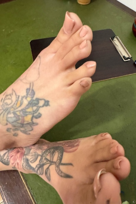 latina feet hot nude photos