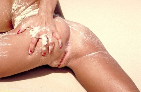 ビーチの熟女 エロチック 写真